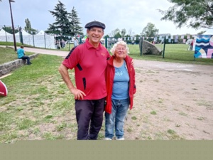 Joël, animateur dynamique des ateliers pétanque, avec Martine qui passait par là Joël, animateur dynamique des ateliers pétanque, avec Martine qui passait par là