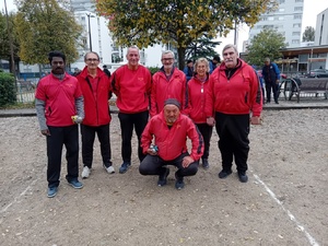 L'équipe SVCP 3 : Rajendhiran, Daniel, Jean-Luc, Christian (joueur et coach), Fabienne, Jean-Michel. Accroupi : Vincent L'équipe SVCP 3 : Rajendhiran, Daniel, Jean-Luc, Christian (joueur et coach), Fabienne, Jean-Michel. Accroupi : Vincent