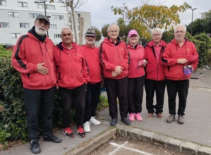 L'équipe SVCP 5 : Michel, Patrick, Carlos, Patrcick (Joueur et coach), Florence, Guy et René L'équipe SVCP 5 : Michel, Patrick, Carlos, Patrcick (Joueur et coach), Florence, Guy et René