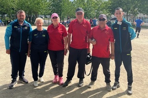 Florence, Jean--Luc et Jean-Marc avec leurs adversaires palaisiens avant la demie-finale Florence, Jean--Luc et Jean-Marc avec leurs adversaires palaisiens avant la demie-finale