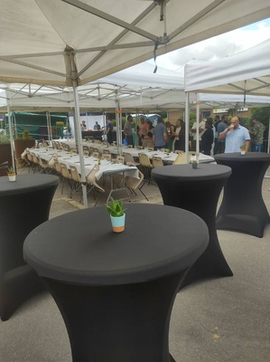 Les tables et les mange-debout attendent les convives qui, pour l'instant, prennent l'apéro