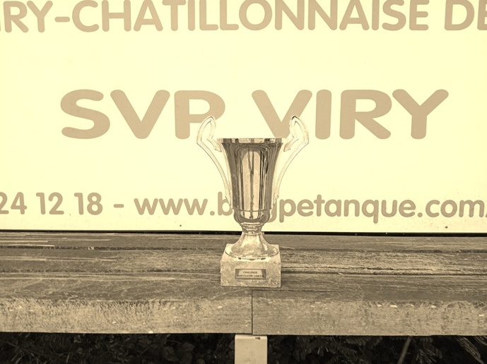 Le Challenge Jean-Claude Lamour sur lequel sont inscrits le noms des vainqueurs. Il est conservé au club