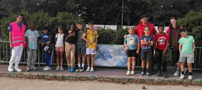 Les gamins et leur "enseignant pétanque", Joël et les deux animateurs Les gamins et leur "enseignant pétanque", Joël et les deux animateurs