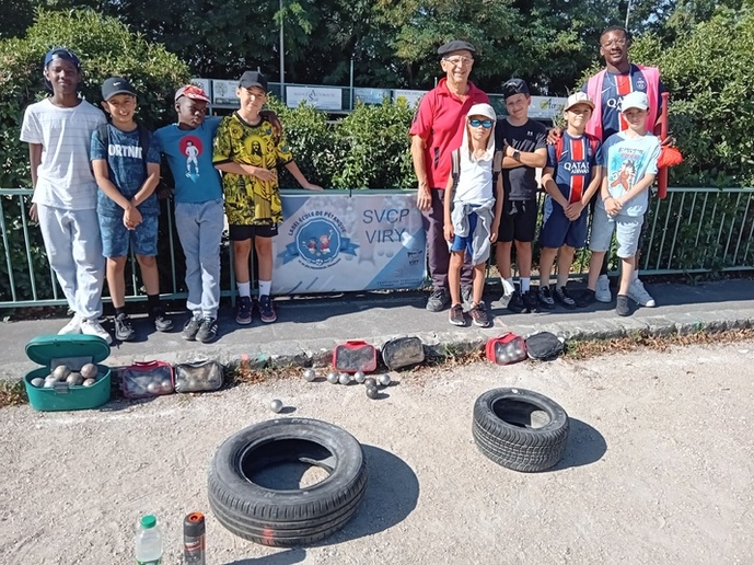 Les huit jeunes avec Alex (encadrant CLE) et Joël (éducateur BF 2 SVCP) Les huit jeunes avec Alex (encadrant CLE) et Joël (éducateur BF 2 SVCP)