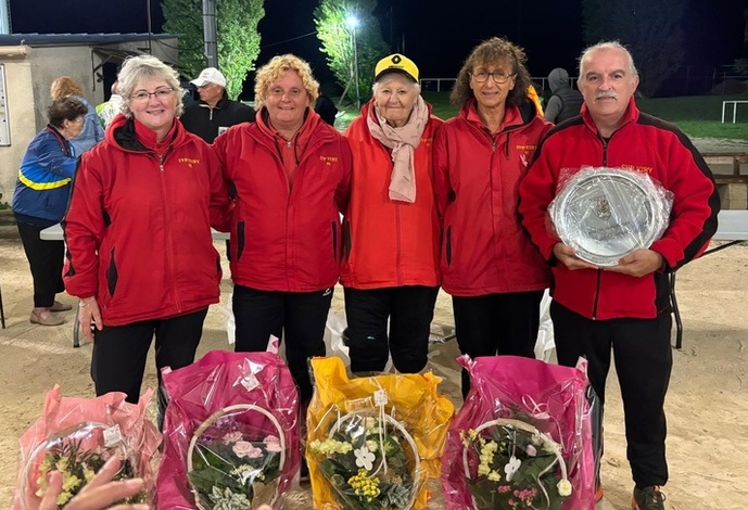 La SVCP 1 vainqueur du Master Féminin de l'Essonne 2025 : Florence, Karine, Christiane et Annie avec leur coach Fernando "Pépito" La SVCP 1 vainqueur du Master Féminin de l'Essonne 2025 : Florence, Karine, Christiane et Annie avec leur coach Fernando "Pépito"