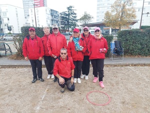 L'équipe SVCP 5 : José, Annick, Gilles, Linda, Christiane, Florence. Accroupi : Bruno Gey (joueur et coach)