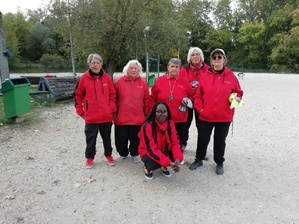 L'équipe SVCP 2 : Anita, Martine, Claudine Beck, Georgette, Claudine Louis. Accroupie : Jocelyne. Manque le coach, René Louis, qui a pris la photo L'équipe SVCP 2 : Anita, Martine, Claudine Beck, Georgette, Claudine Louis. Accroupie : Jocelyne. Manque le coach, René Louis, qui a pris la photo