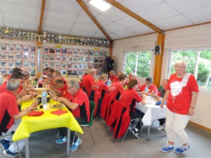 Les deux tablées Les deux tablées