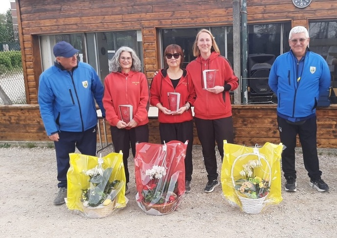 Pascale, Ji et Patrycja avec leurs récompenses en compagnie des officiels Pascale, Ji et Patrycja avec leurs récompenses en compagnie des officiels
