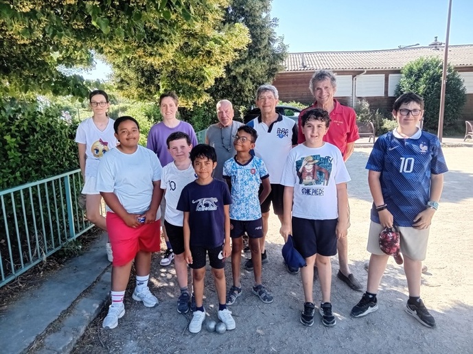 Les participants à la séance de l'École de pétanque SVCP du 17.06.2026 : Pauline, Marina, Ségolène (CTRR), Logan, Lucas, Marc (assistant), Aaron, Joël (BF 2), Rayan, Guy (BF 2) et Luka