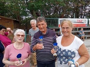 Les vainqueurs de la Grande finale, Mireille, Guy et Françoise, avec leurs coupes Les vainqueurs de la Grande finale, Mireille, Guy et Françoise, avec leurs coupes