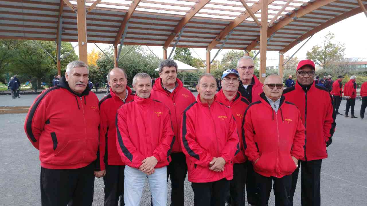 Les vainqueurs : Jean-Michel, Norbert, Richard (coach), René, Roland, Jean-Marc, Jean-Luc, Gérard et Grégoire