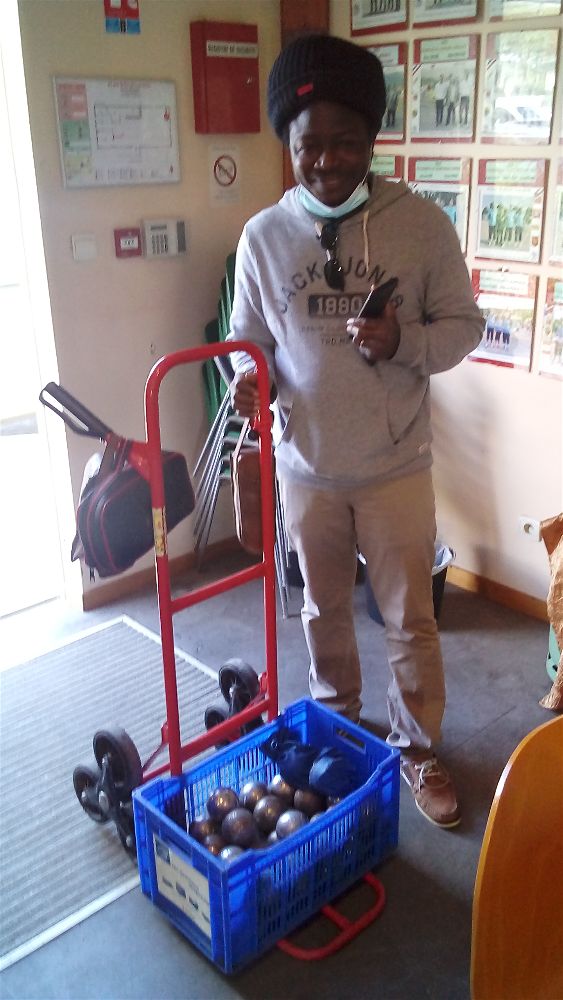 Koffi et le "package" qui lui a été remis par la SVCP Koffi et le "package" qui lui a été remis par la SVCP