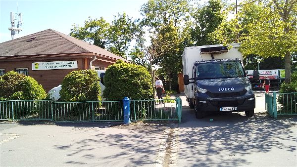 A droite, le "12ème homme" de la journée de samedi, le camion frigorifique prêté par Rémy Borel