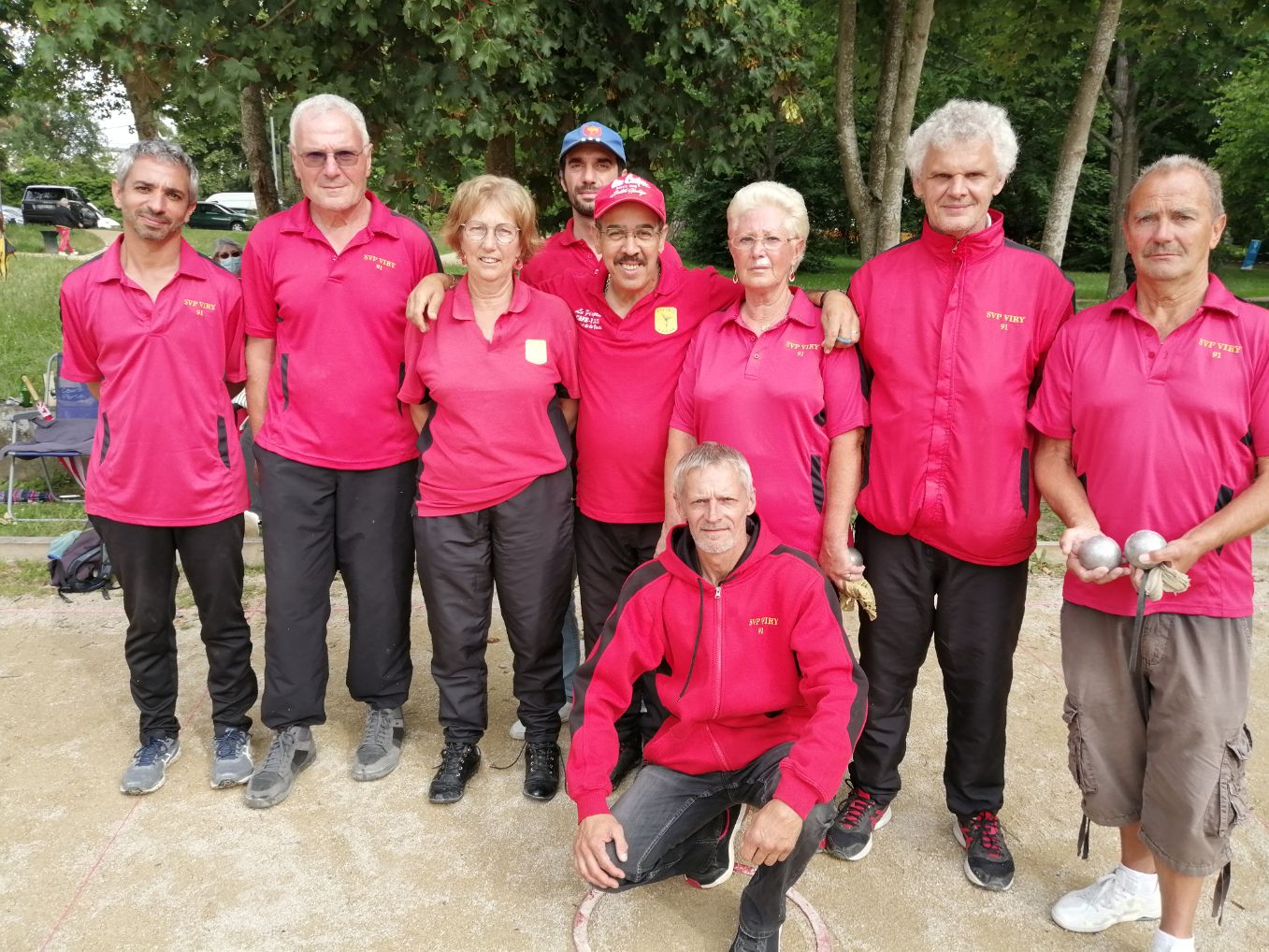 L'équipe SVCP vainqueur à Saint Michel : Laurent, Jean-Luc, Fabienne, Marc, Aziz, Annie, Régis, Roland. Accroupi, le coach, Richard Lecomte