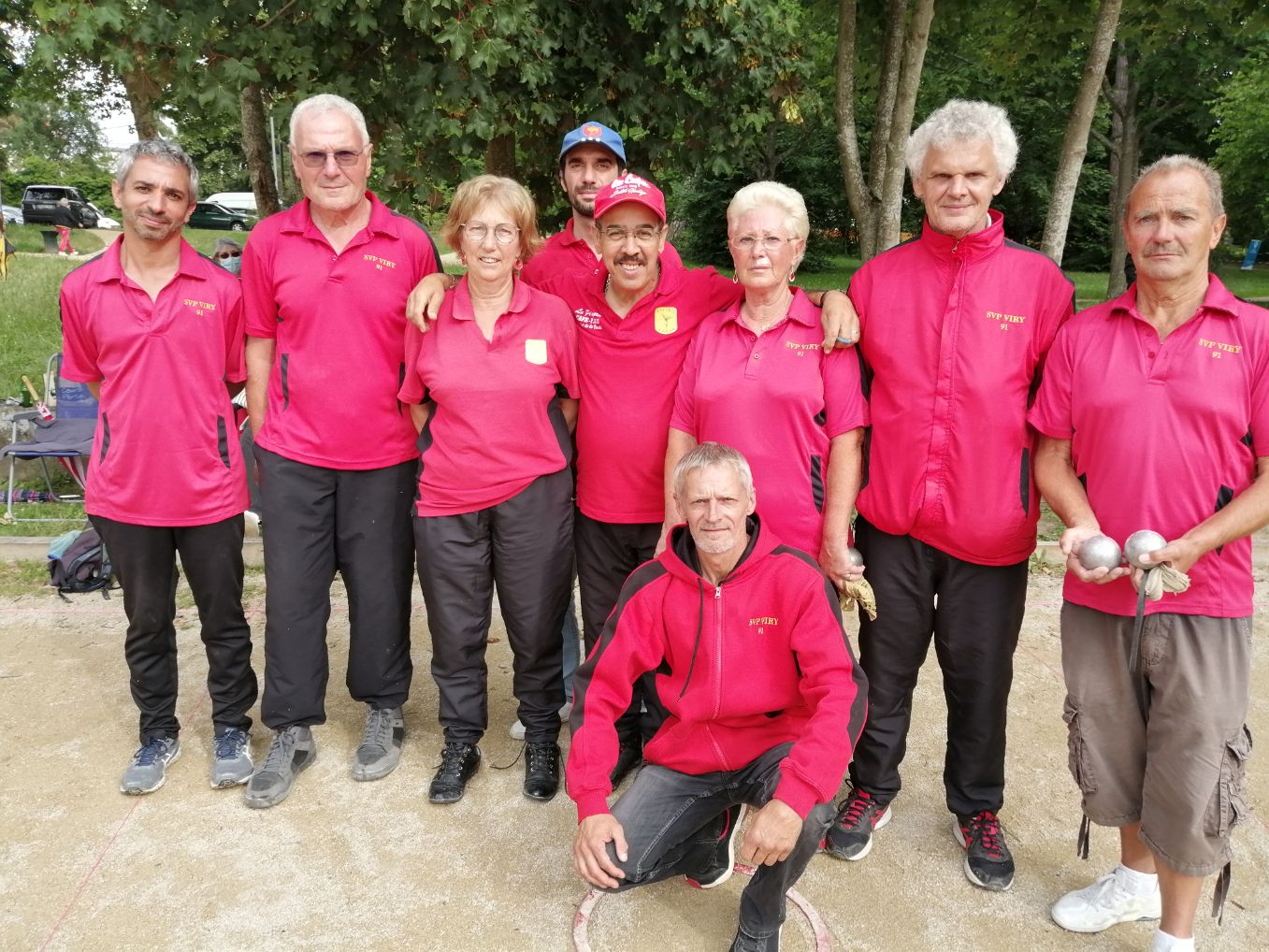L'équipe SVCP vainqueur à Saint Michel : Laurent, Jean-Luc, Fabienne, Marc, Aziz, Annie, Régis, Roland. Accroupi, le coach, Richard Lecomte L'équipe SVCP vainqueur à Saint Michel : Laurent, Jean-Luc, Fabienne, Marc, Aziz, Annie, Régis, Roland. Accroupi, le coach, Richard Lecomte