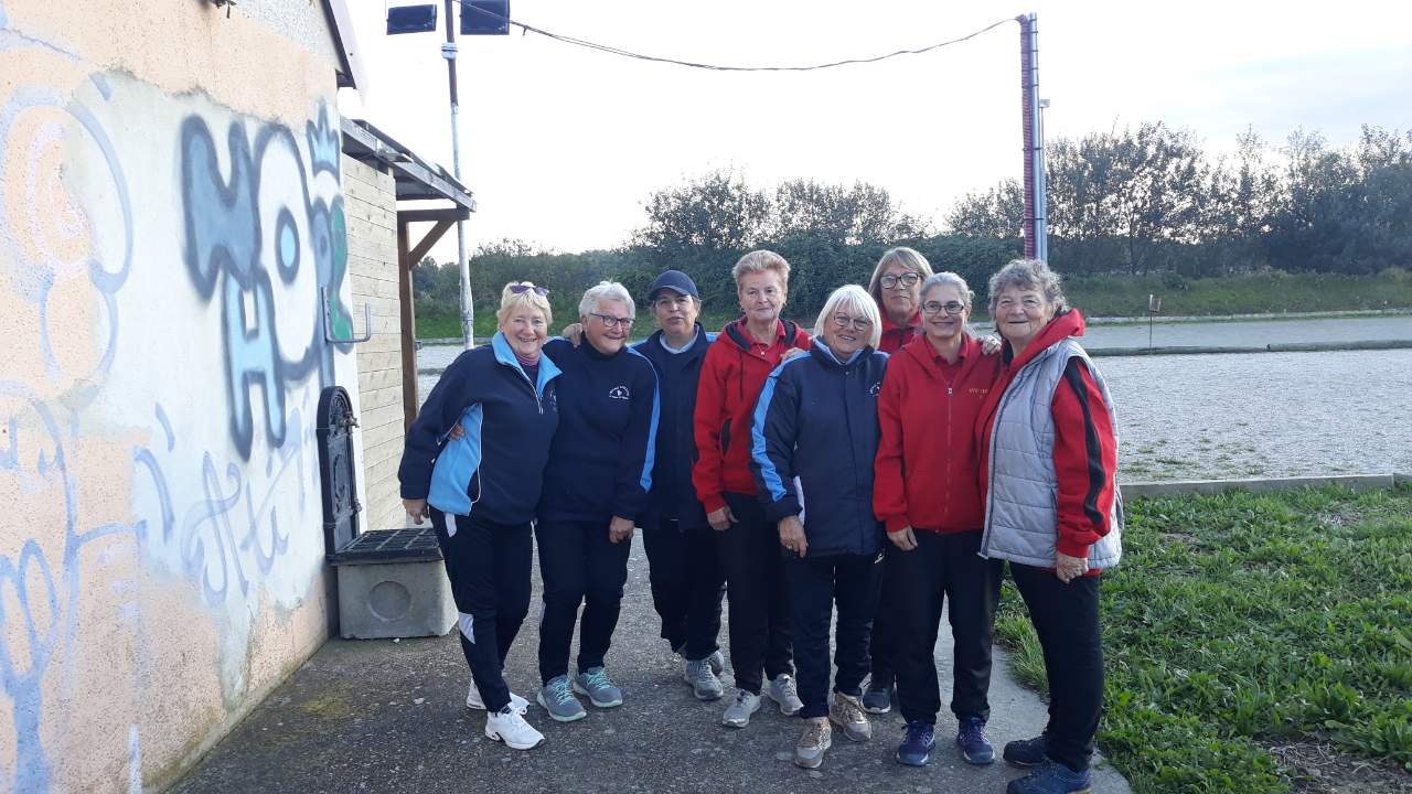 Annick, Georgette, Pascale et Annick avec les joueuses locales