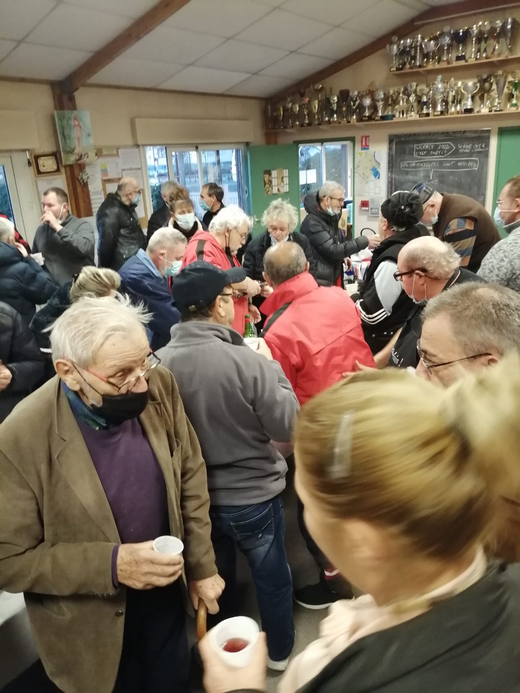 On se presse autour des tables et on échange quelques propos un verre à la main