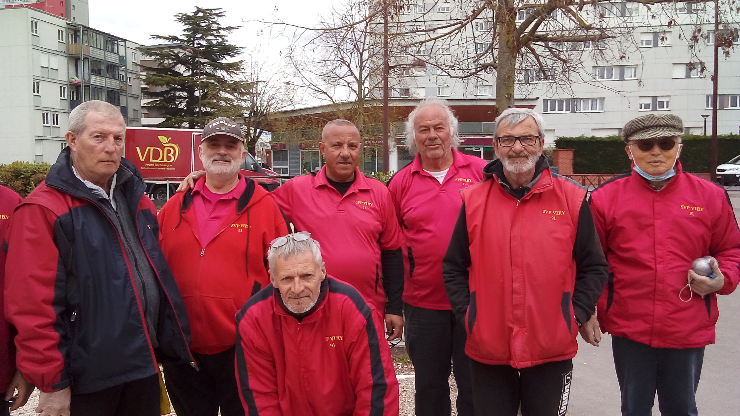 Pascal, Carlos, Mourad, Michel, Christian, Angelo. Accroupi, le coach : Richard Lecomte