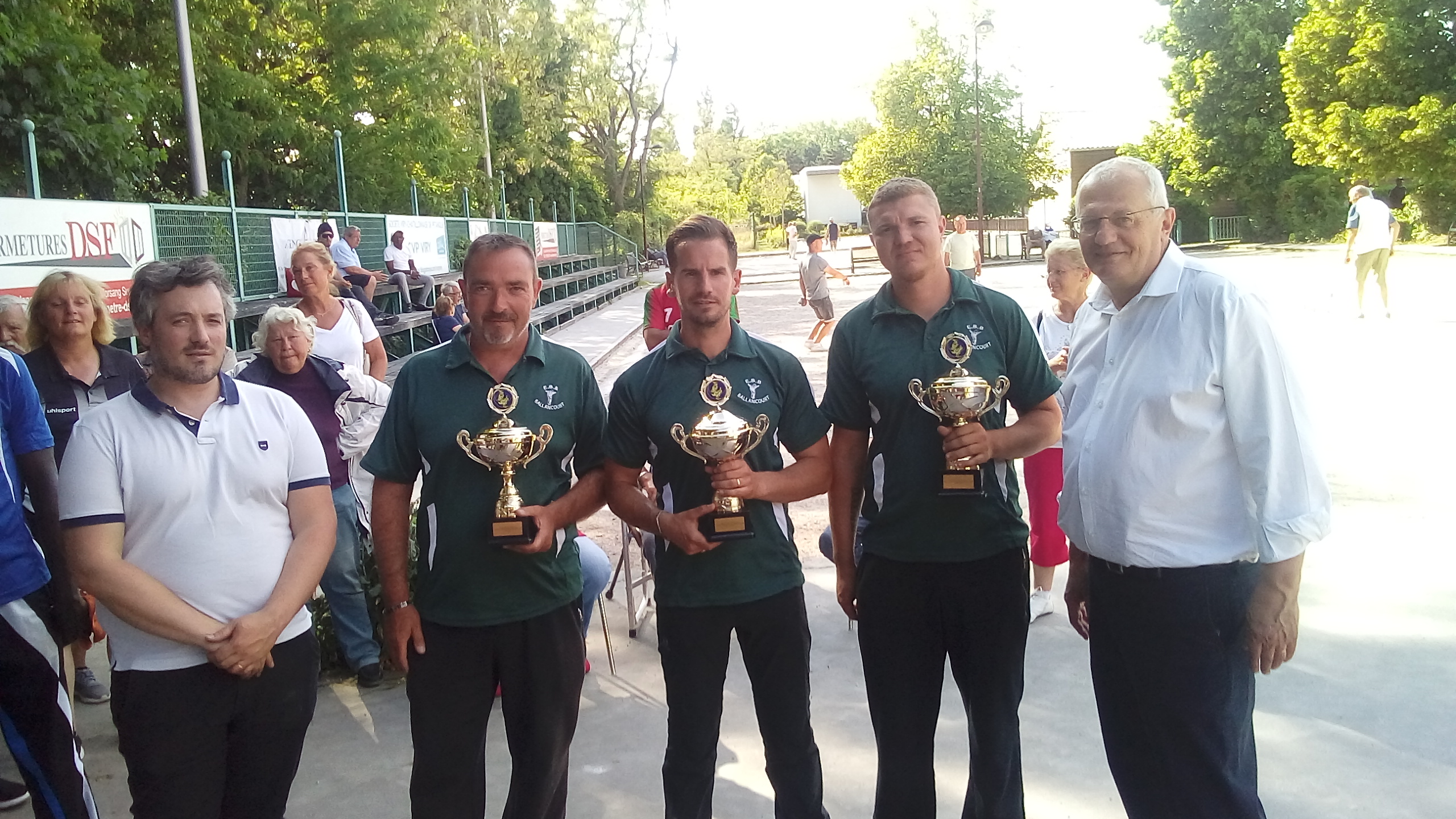 Clément Caillaud et Jean-Marie Vilain entourent les champions ballancourtois, Patrick, Yohann et Kévin