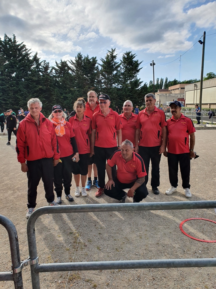 L'équipe SVCP : Régis, Florence, Annie, Didier (coach), Jean-Luc, Jean-Marc, René, Aziz. Accroupi : Vincent