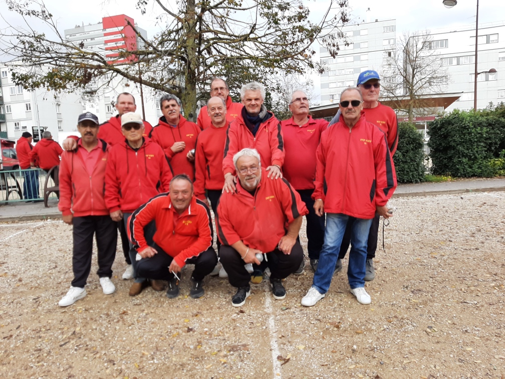 Méli mélo SVCP 1 / SVCP 2 : Aziz, Guillaume, Angelo, René, Norbert, Didier, Régis, Jean-Marc, Roland et Jean-Luc.             Accroupis : Vincent et Robert