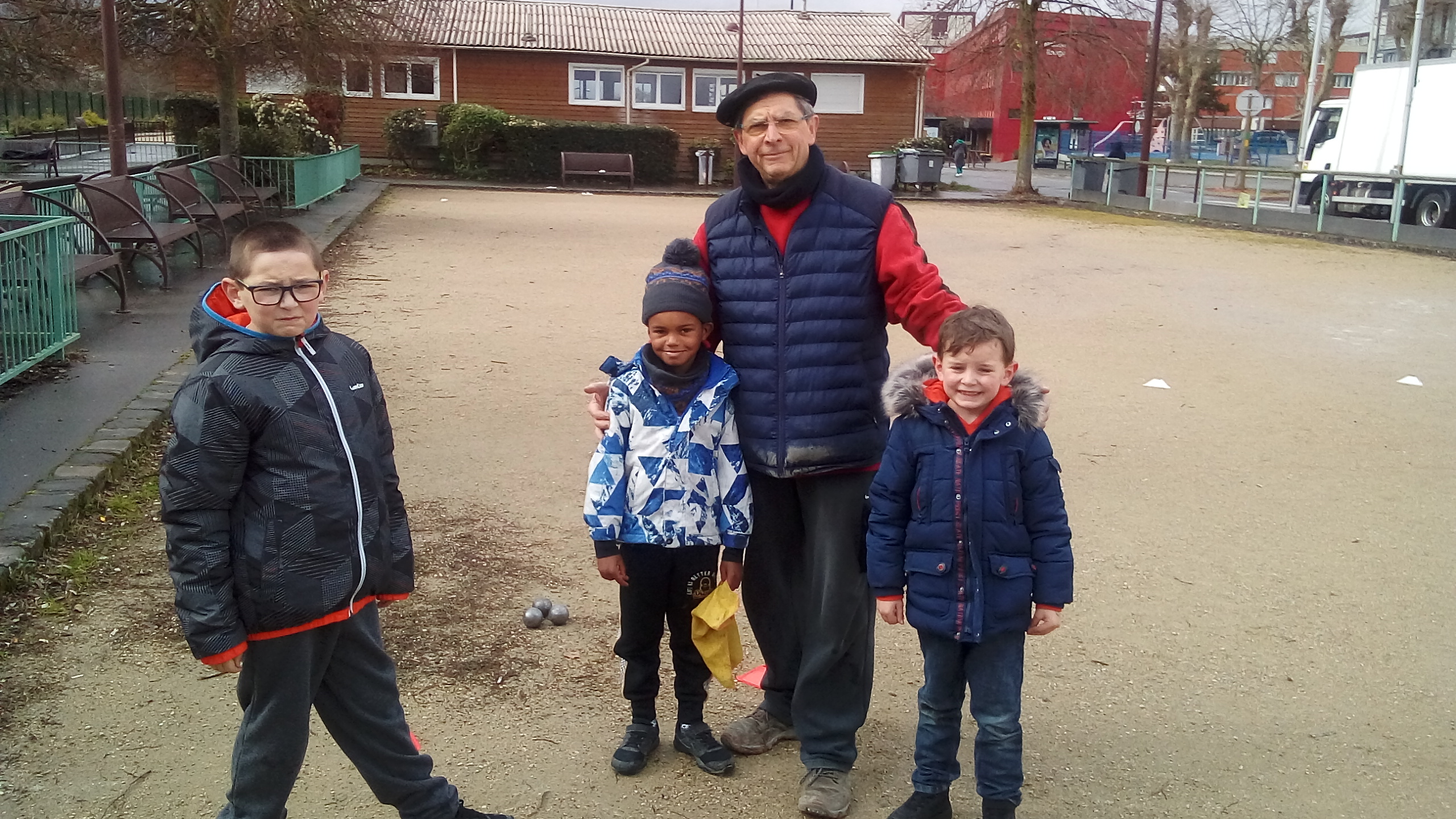 Luka, Aaron et Logan "sous les ailes" de Joël Luka, Aaron et Logan "sous les ailes" de Joël