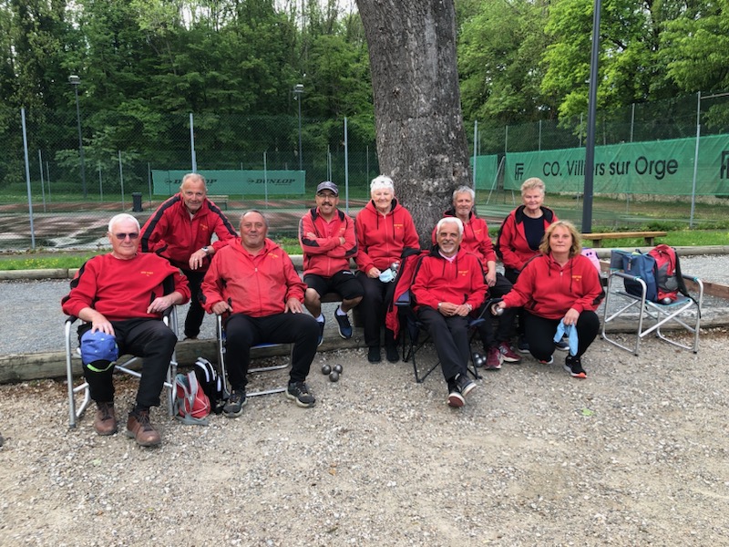 Jean-Luc, Roland, Vincent, Aziz, Christiane, Gilles, Richard, Annick (coach) et Karine avant la rencontre