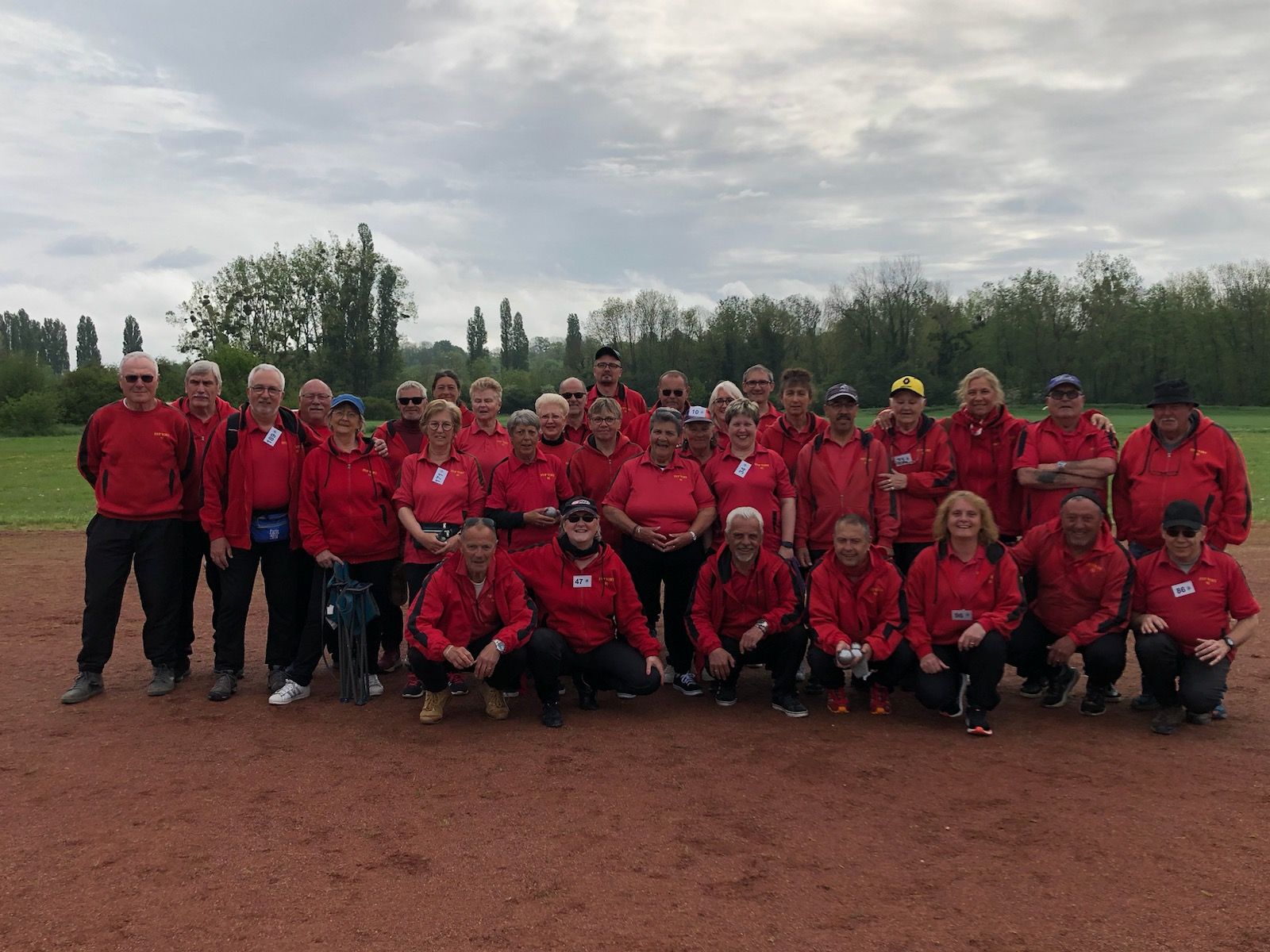 L'impressionante armada rouge et noire à Breuillet : 16 doubletes mixtes et l'un des supporters. De g. à d., debout : Jean-Luc, Jean-Michel, René, Didier, Claudine, Richard, Fabienne, Valérie, Annick, Anita, Annie, Norbert, Isabelle, Sébastien, Claude, Henri, Babette, Véronique, Nathalie, Daniel, Annie, Aziz, Christiane, Marielle, Jean-Marc et Alain (supporter).Accroupis : Roland, Florence, Gilles, Alain, Karine, Vincent et Bruno. Photo Stéphane Davoine