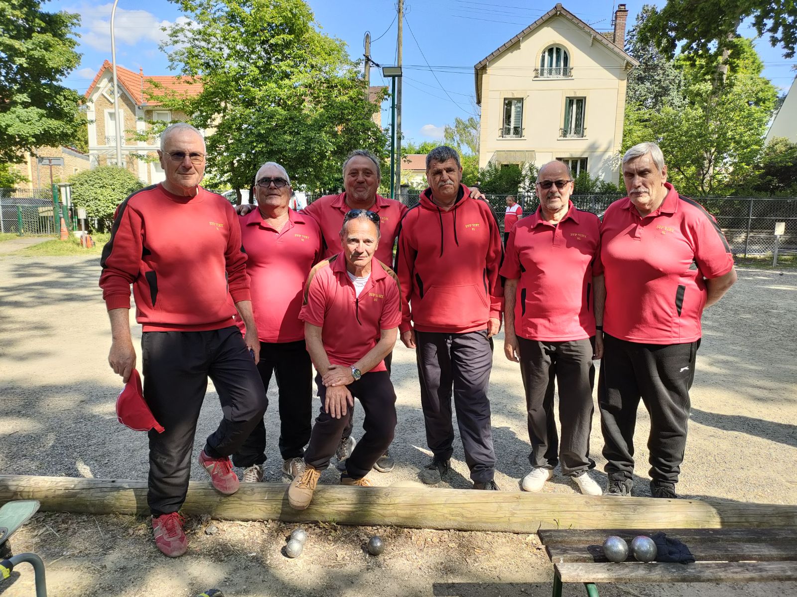 Jean-Luc, Jean-Marc, Roland (courbé), Vincent, René, Norbert et Jean-Michel ont réussi une belle saison