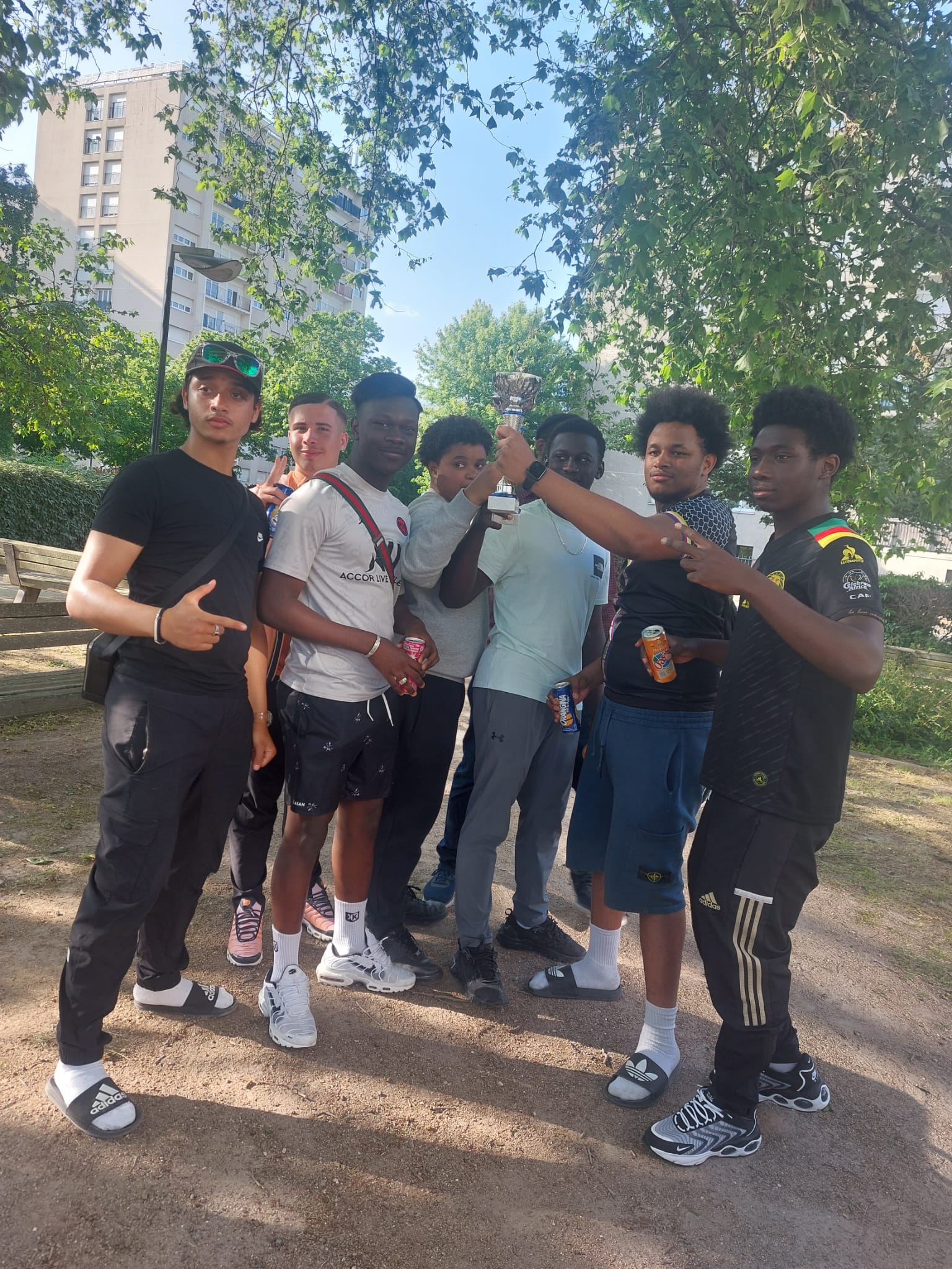 Les jeunes des Érables 1, Anas, Sofiane, Mody, Ousmane, Mohamed, Hachim et Ryan brandissent  leurs coupes