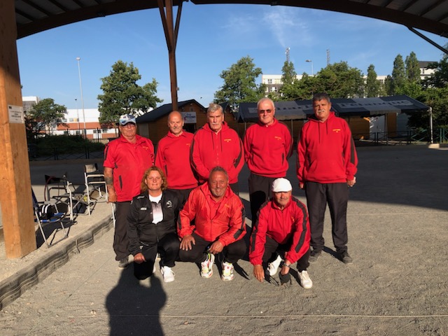 L'équipe SVCP qui a obtenu la montée en CRC 1 : Jean-Marc, Norbert, Jean-Michel, Jean-Luc et René. Accroupis : Karine (notre arbitre nationale), Vincent et Roland