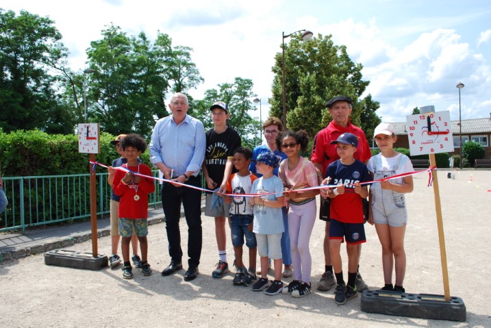 Les jeunes, Luka, Léandre, Timéo, Aaron, Logan, Céleste, Ugo et Éléana avec M. le Maire, Jean-Marie Vilain, Mme la Présidente du CD 91, Nicole Couléard et Joël Vito vont procéder à la section du ruban bleu blanc rouge