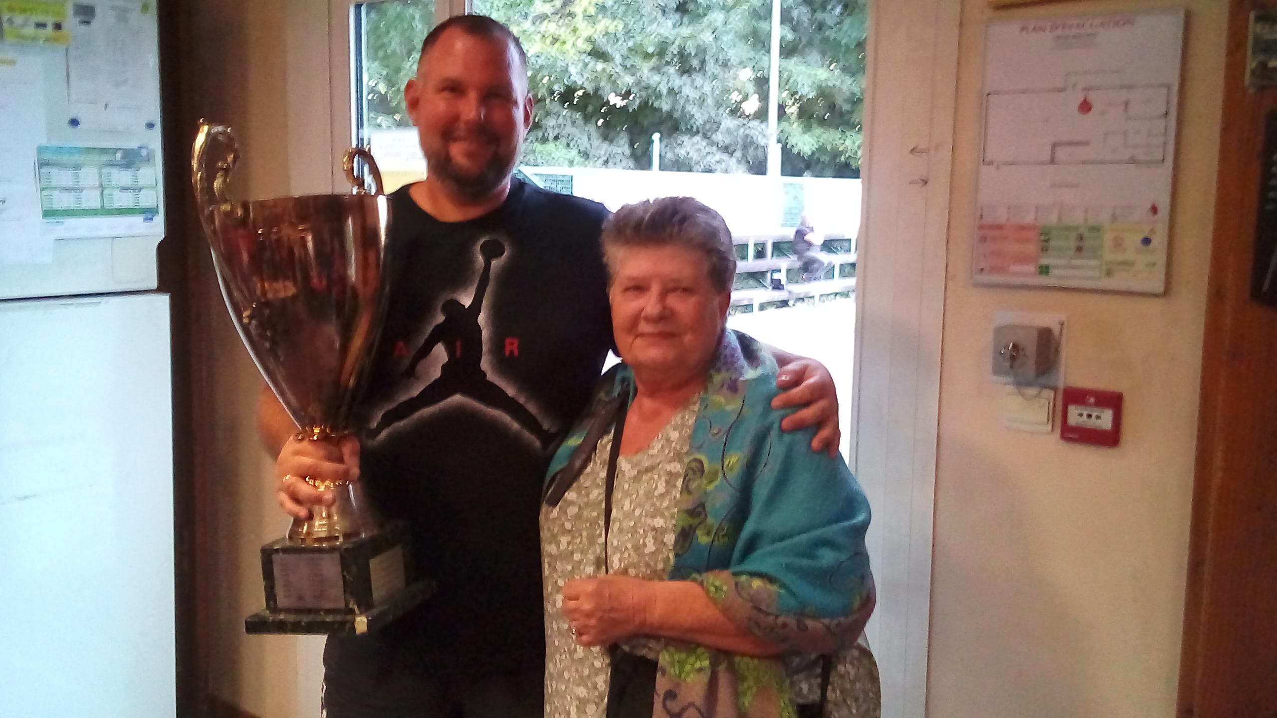 Guillaume Becker, vainqueur du Mémorial Yannick Sibilo, avec Mme Yannick Sibilo