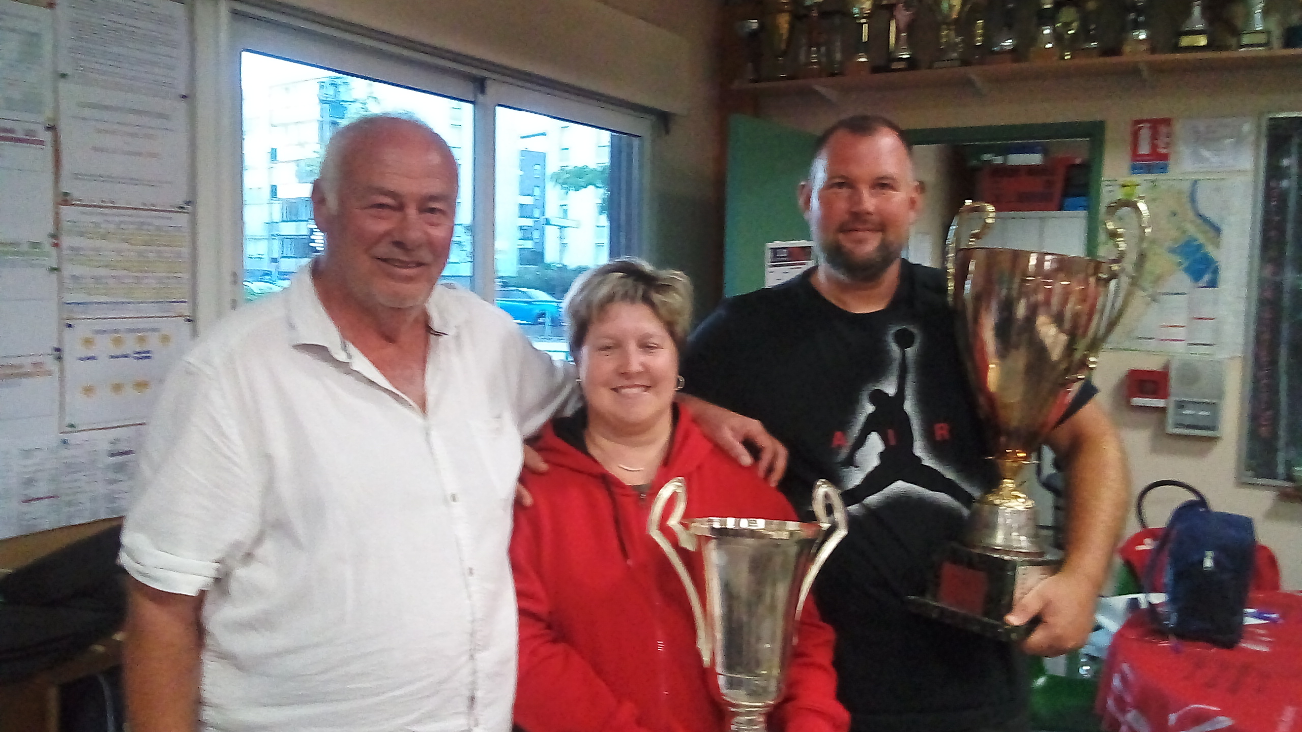 Tout sourire, Michel Baudoux, vainqueur du complémentaire, Nathalie Saboulard, vainqueur du Challenge Jean-Claude Lamour et Guillaume Becker, vainqueur du Mémorial Yannick Sibilo