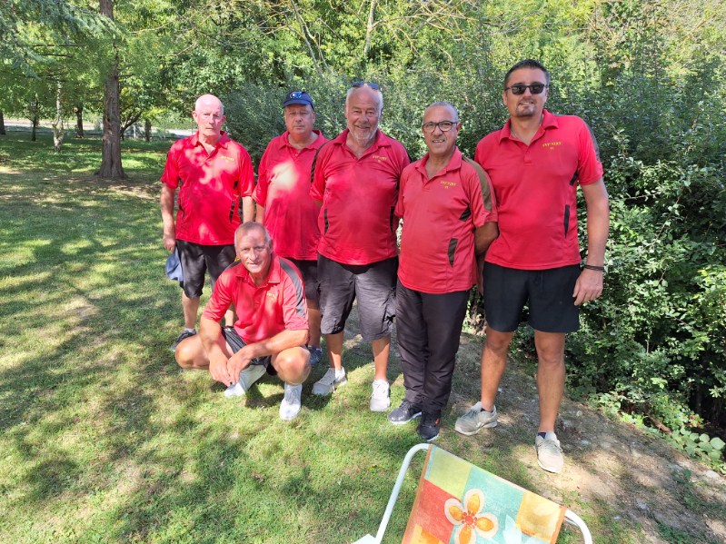 L'équipe SVCP qui a brillé à Palaiseau : Pascal, Lionel, Michel, Mourad, Sébastien. Accroupi : Jean -Luc