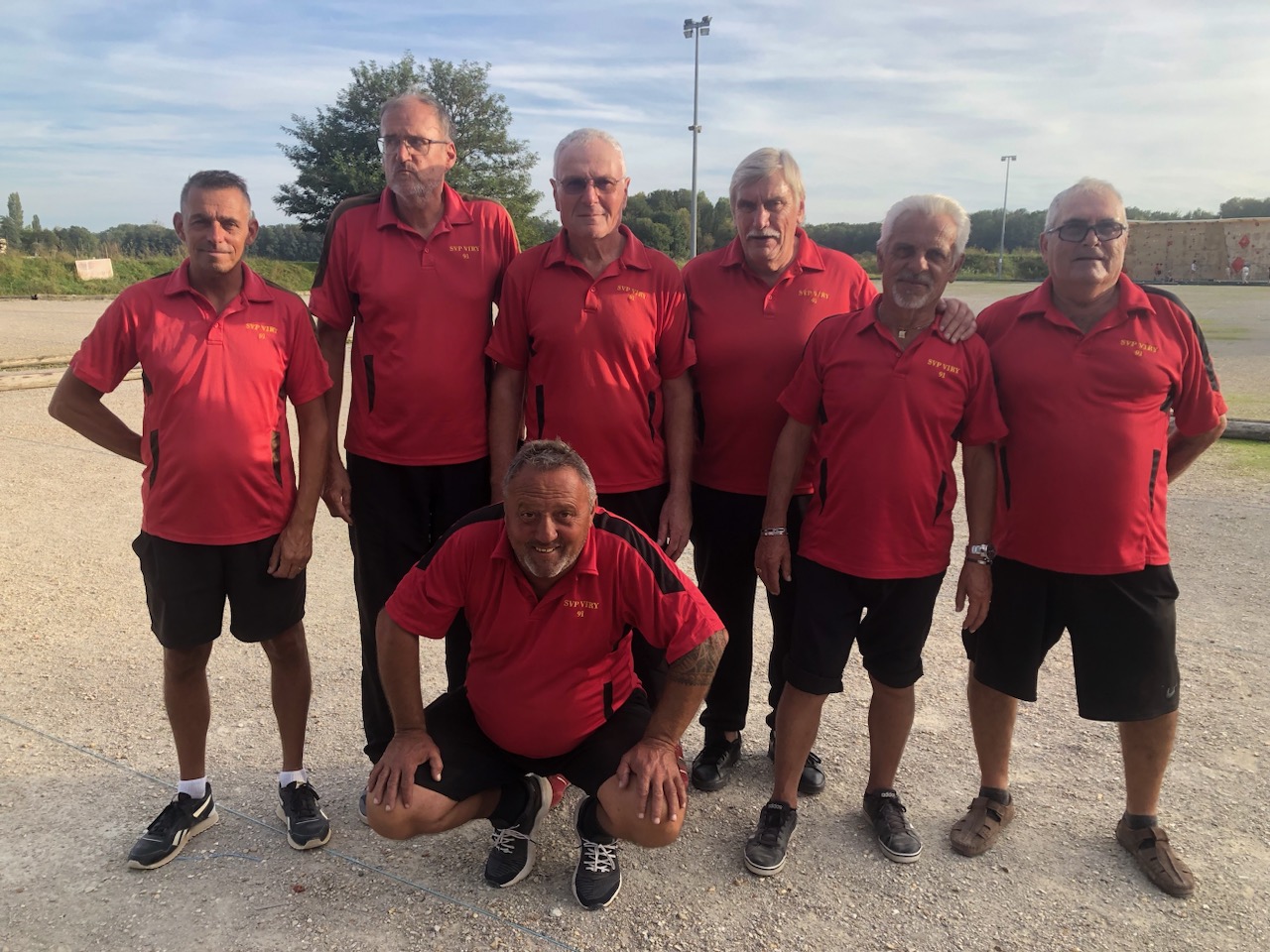 L'équipe SVCP 1 : David, Didier, Jean-Luc, Jean-Michel, Gilles, Jean-Marc. Accroupi : Vincent