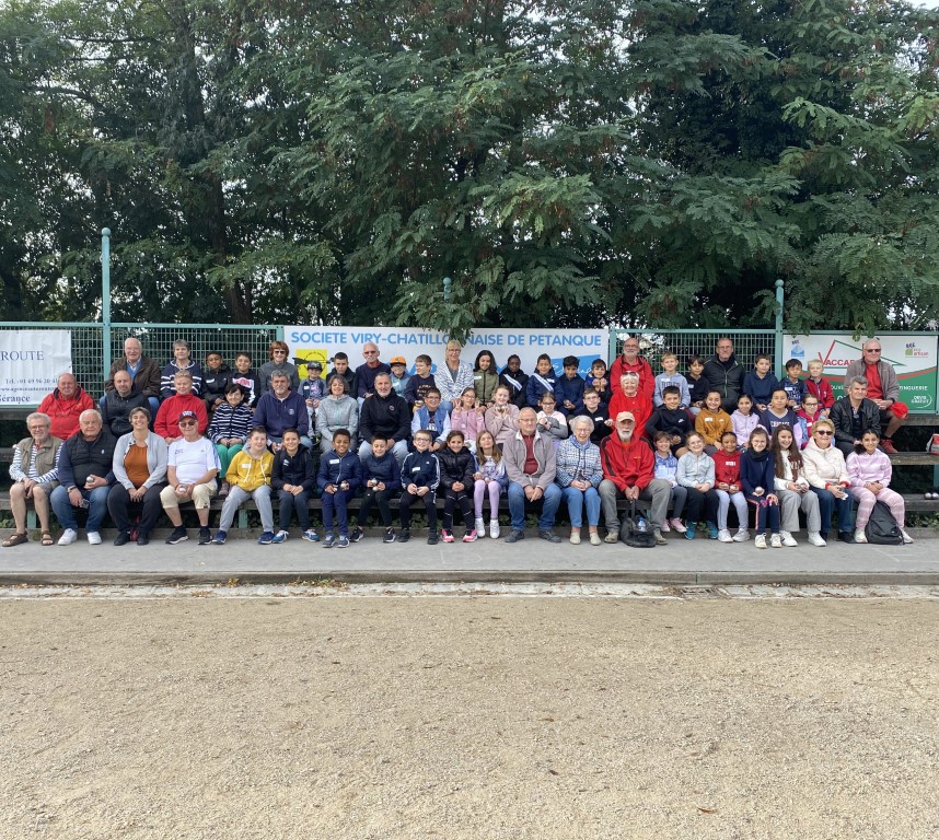 La traditionnelle photo d'ensemble regroupe des participants de la municipalité, de l'UNRPA, de la SVCP, du CME et de l'EMS