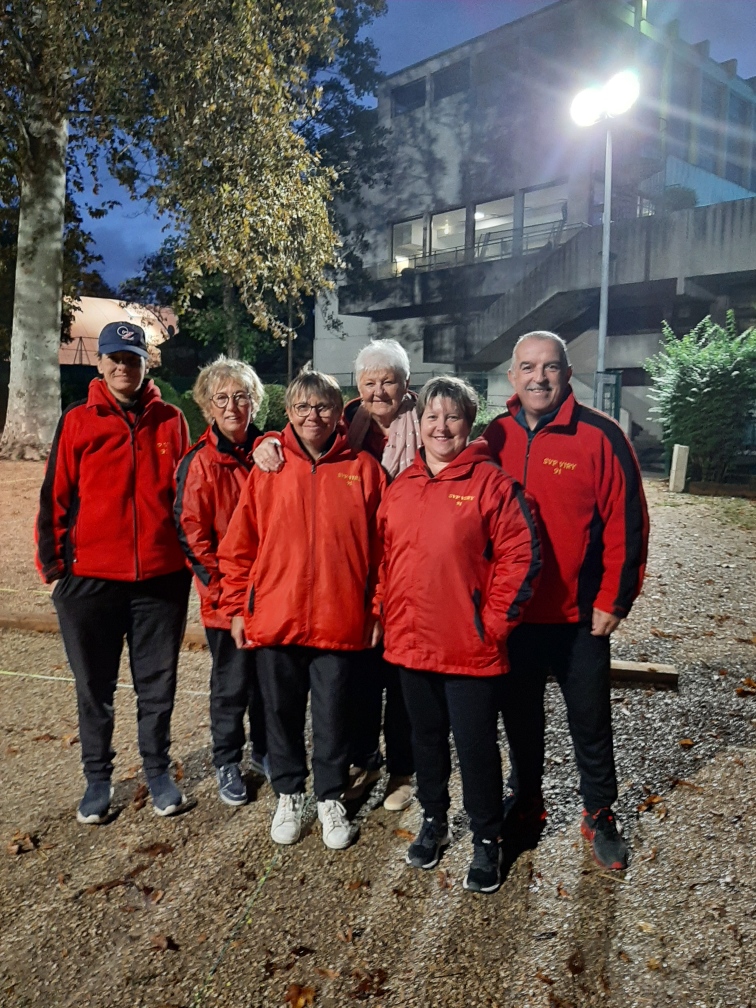 L'équipe SVCP entre chiens et loups à Nogent sur Marne (94) : Valérie, Fabienne, Isabelle, Christiane, Nathalie et le coach, Fernando