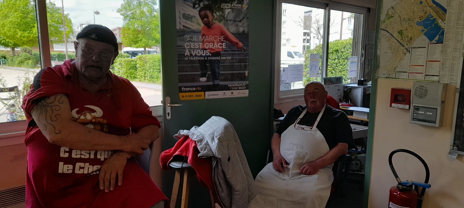 Henri Hacquel "Riton" qui  a passé une journée et demi en cuisine pour préparer le repas. Chapeau bas ! A droite, Alain Petit qui a donné un coup de main