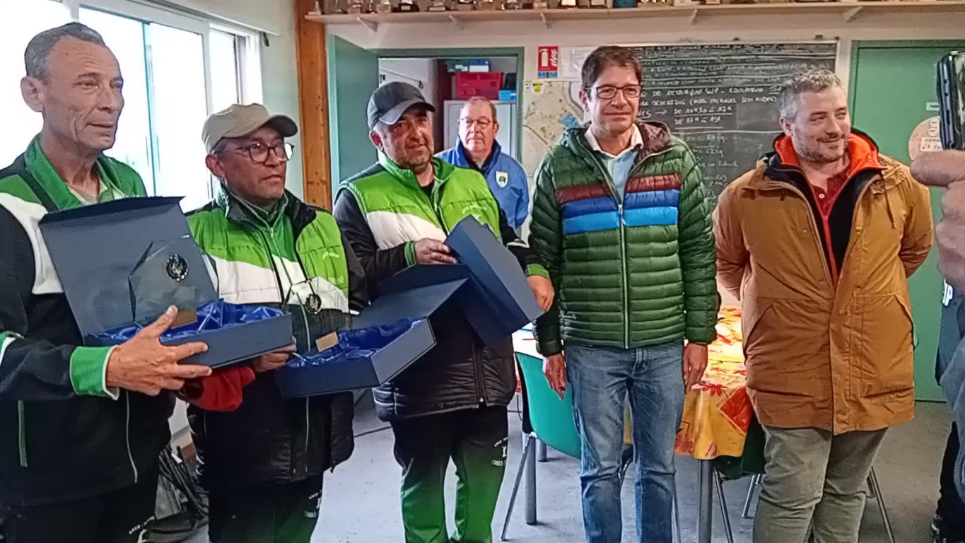 Michel, José et Patricio (AS Corbeil), les Champions 2024. A droite, les adjoints au Maire, Jérôme Bérenger et Clément Caillaud