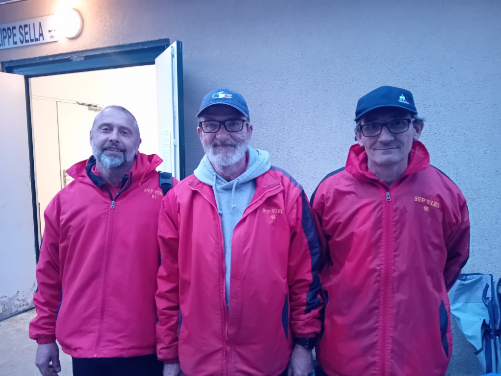 Alain, Christian et Daniel le samedi soir après leur qualification pour les huitièmes qu'ils gagneront