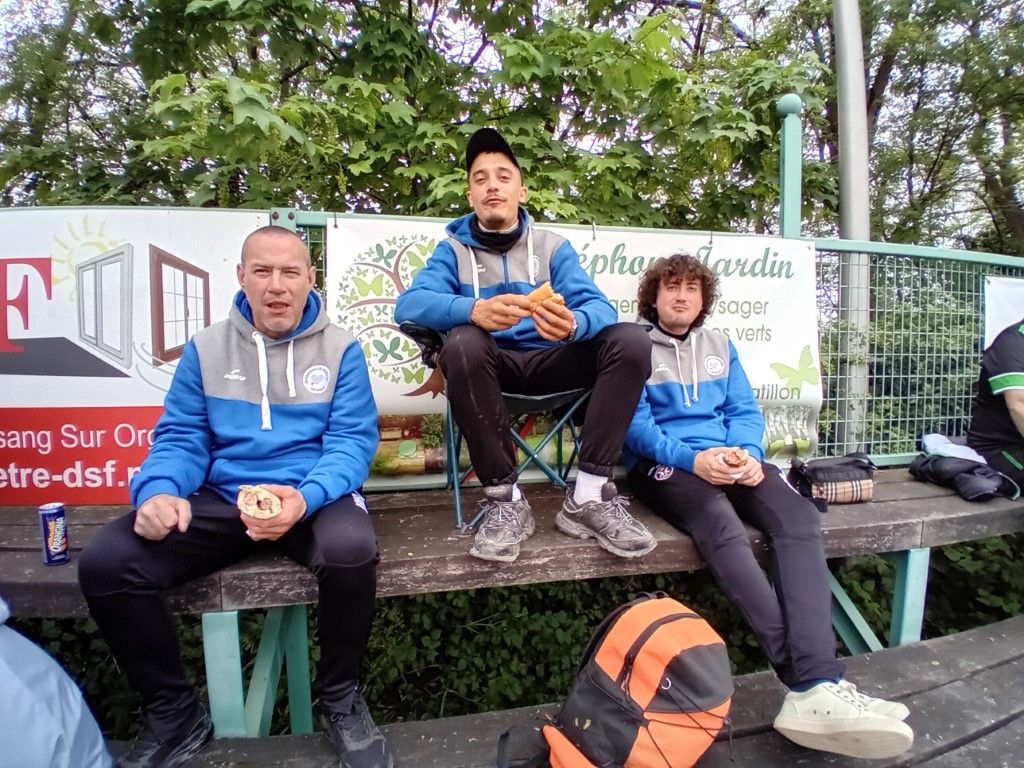 Clément, Frédéric et Alexandre, relax dans les tribunes avant la finale