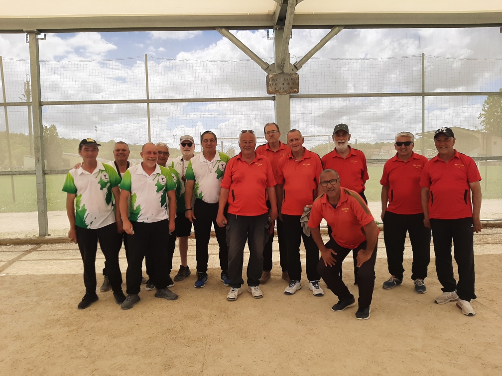 Dans le boulodrome couvert, les ballancourtois et Michel, Diider, Jean-Luc, Mourad, Michel, Éric et Gilbert (SVCP)