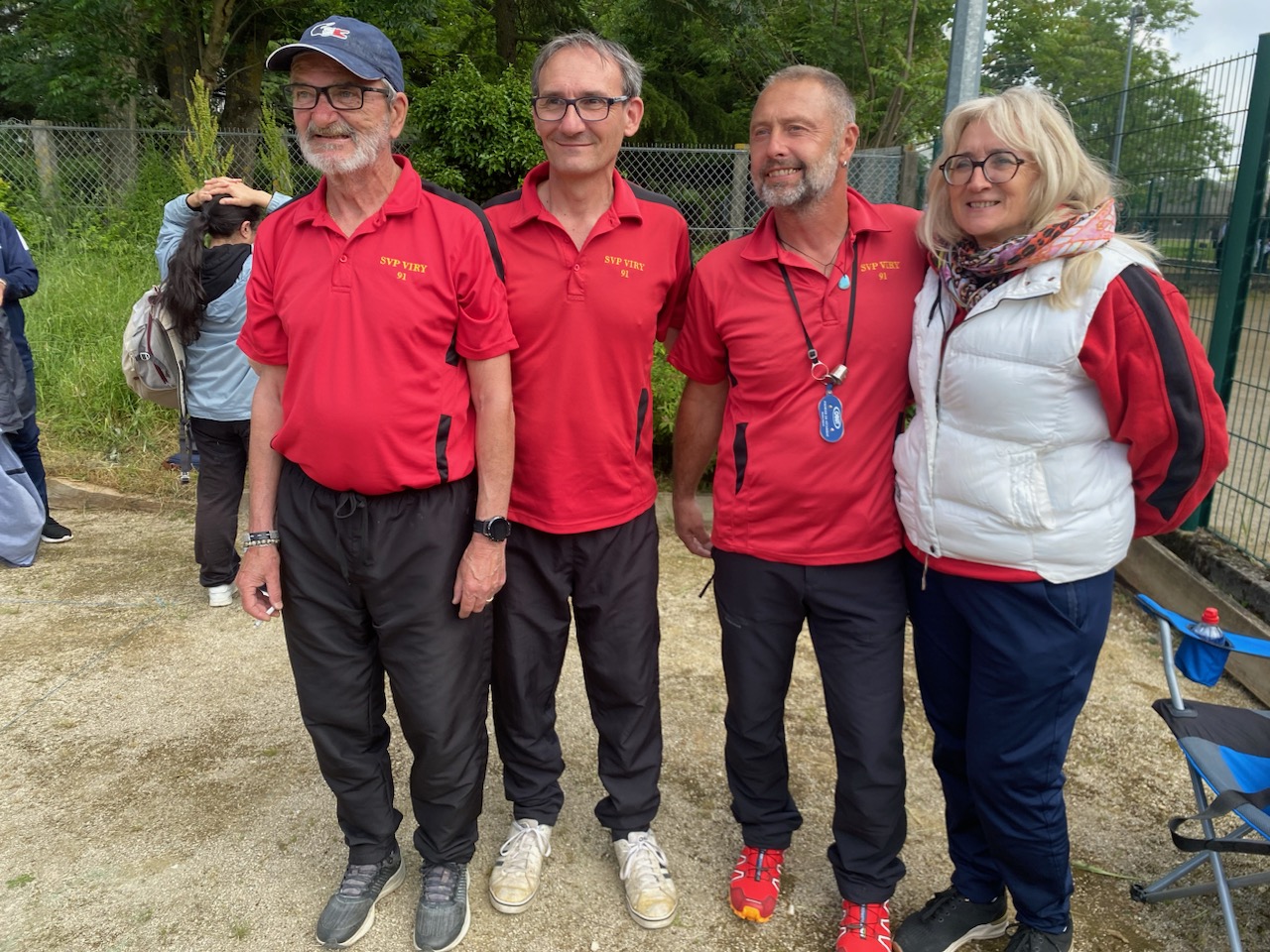 Christian, Daniel et Alain ont été à deux doigts d'atteindre les 1/2 finales. A droite, leur supportrice N° 1, Véronique