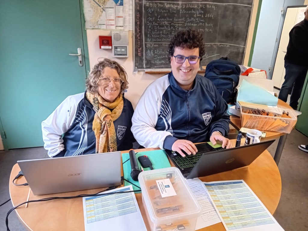 Évelyne Léger et Jérémy Pin, deux des trois délégués du Comité Régional IDF, ont tenu les graphiques avec le sourire
