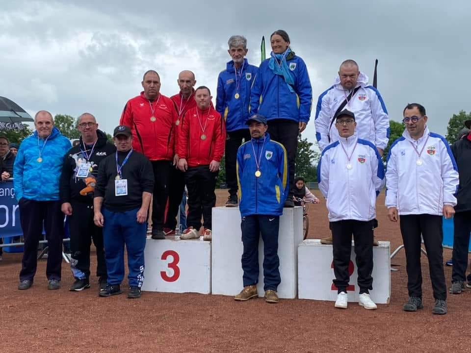 Xavier Delaluque et Valérie Santo sur la plus haute marche du podium, leur coéquipier Bertrand Houget "à leurs pieds". Bravo !