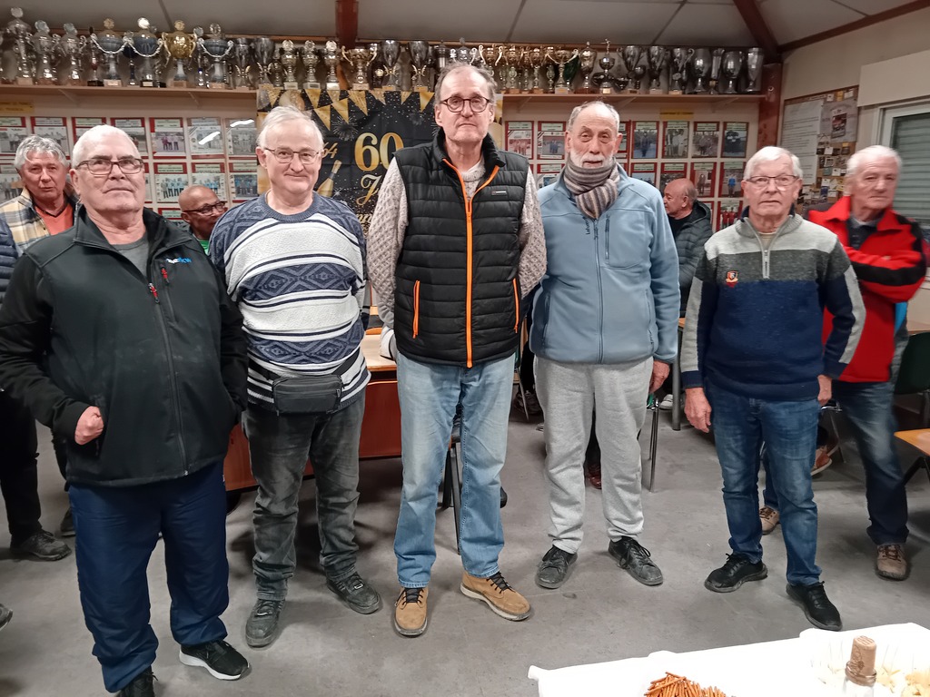 Les mieux classés des concours en doublette à la super mêlée de février : Jean-Marc (2ème), Patrick (1er), le Président, Michel (1er) et Étienne (2ème)