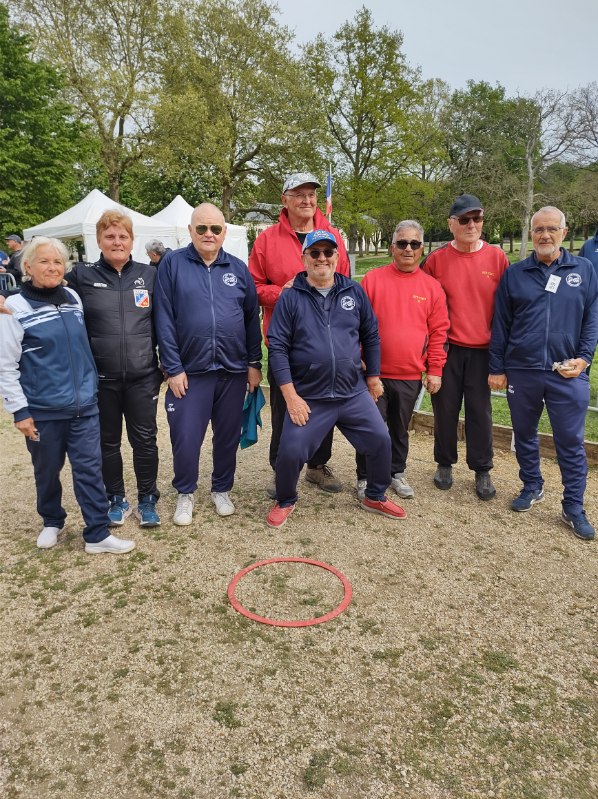Avant la finale. La présidente du club organisateur, l'arbitre nationale, Karine Bouillot, les joueurs de Brétigny et Pasdal, Jean-Marc et Jean-Luc