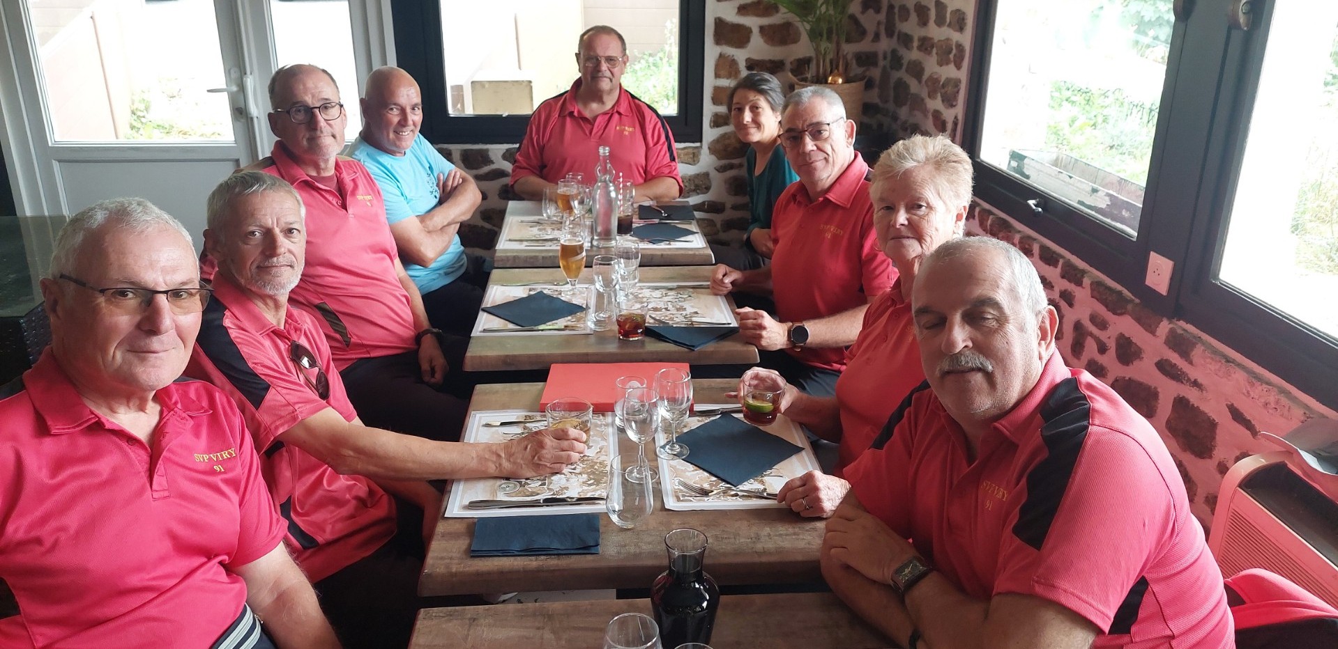 La tablée au restaurant la Grenouille à Saint Vrain. De g. à d. : Jean-Luc, Richard, Didier, Gilbert, Henri, Valérie (supportrice), Bruno, Annick et Fernando. A la SVCP on est souvent bon sur le terrain mais à table, on est TOUJOURS bon ! La tablée au restaurant la Grenouille à Saint Vrain. De g. à d. : Jean-Luc, Richard, Didier, Gilbert, Henri, Valérie (supportrice), Bruno, Annick et Fernando. A la SVCP on est souvent bon sur le terrain mais à table, on est TOUJOURS bon !